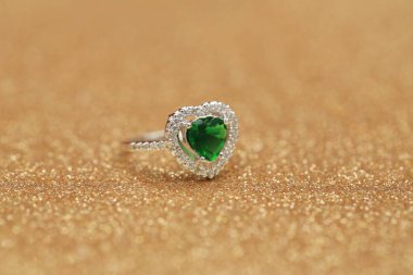 Pırlanta yüzüklü yeşil kalp taşı