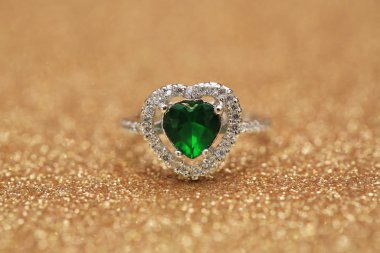 Pırlanta yüzüklü yeşil kalp taşı