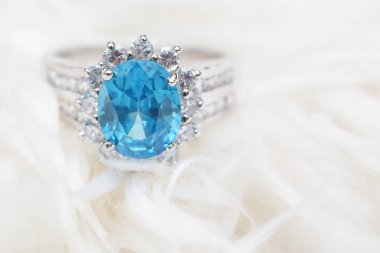 Elmas yüzük ve mavi mücevher