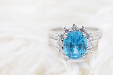 Elmas yüzük ve mavi mücevher