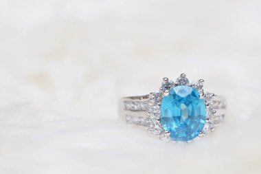 Elmas yüzük ve mavi mücevher