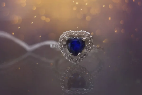 Anello cuore gemma blu — Foto Stock