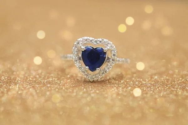 Anel azul coração de pedra preciosa, Amor Dia dos Namorados — Fotografia de Stock
