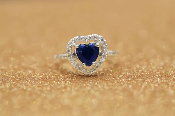 Δαχτυλίδι μπλε καρδιά πολύτιμος λίθος, αγάπη ημέρα του Αγίου Βαλεντίνου — Φωτογραφία Αρχείου