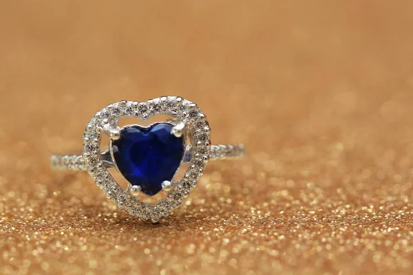 Bague coeur pierre gemme bleu, Amour Saint Valentin — Photo