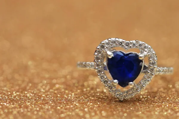 Anillo azul corazón de piedras preciosas, amor día de San Valentín — Foto de Stock