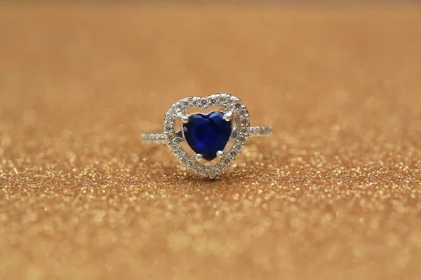 Ring blauer Edelstein Herz, Liebe Valentinstag — Stockfoto