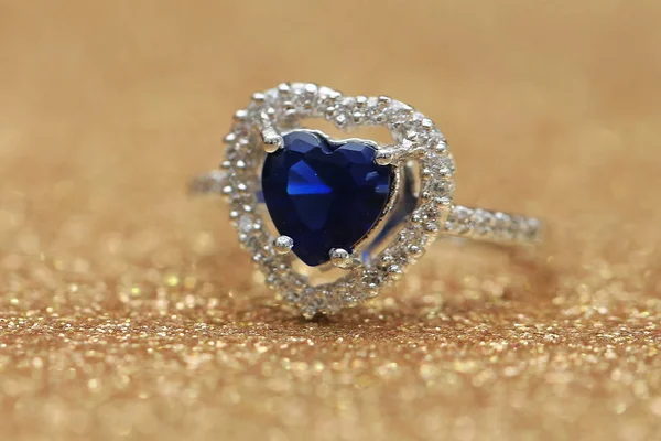 Gyűrű kék drágakő szív, szerelem Valentin nap — Stock Fotó
