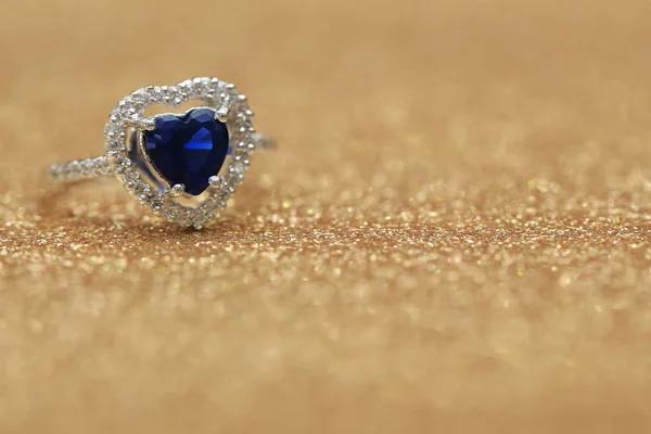 Anel azul coração de pedra preciosa, Amor Dia dos Namorados — Fotografia de Stock
