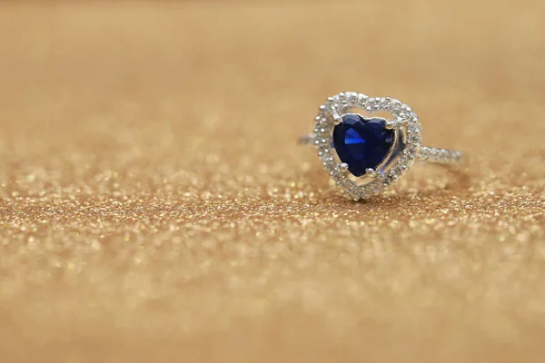 Ring blue gemstone heart — 스톡 사진