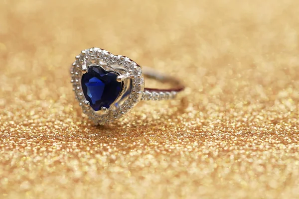 Gyűrű kék drágakő szív, szerelem Valentin nap — Stock Fotó