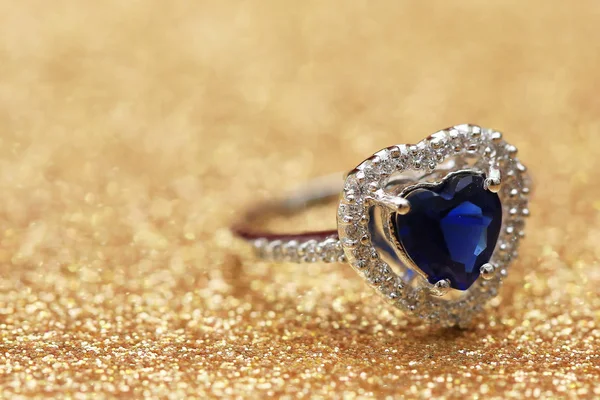 Prsten modrý drahokam srdce, láska Valentýna — Stock fotografie