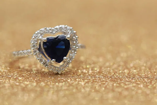 Ring blue gemstone heart — 스톡 사진