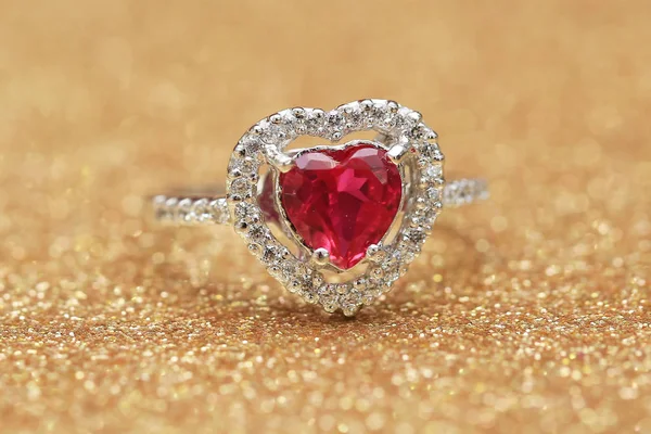 Roter Edelstein auf Diamantring — Stockfoto