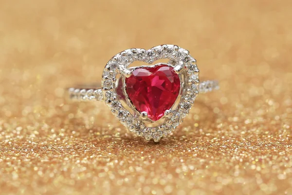 Pierre rouge sur bague en diamant — Photo