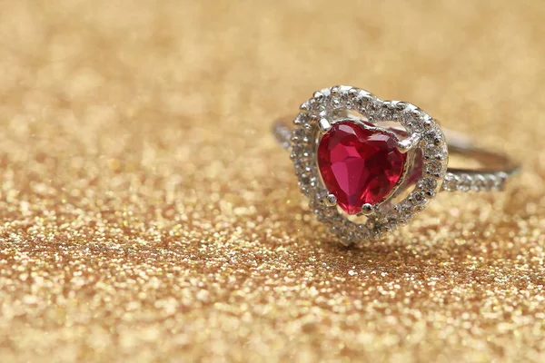 Red gemstone on diamond ring — ストック写真