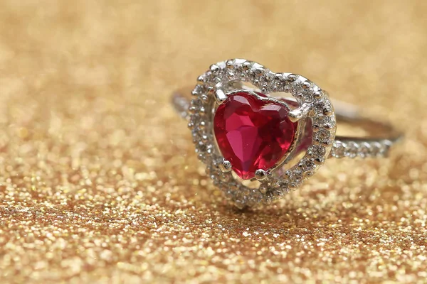 Batu permata merah pada cincin berlian — Stok Foto