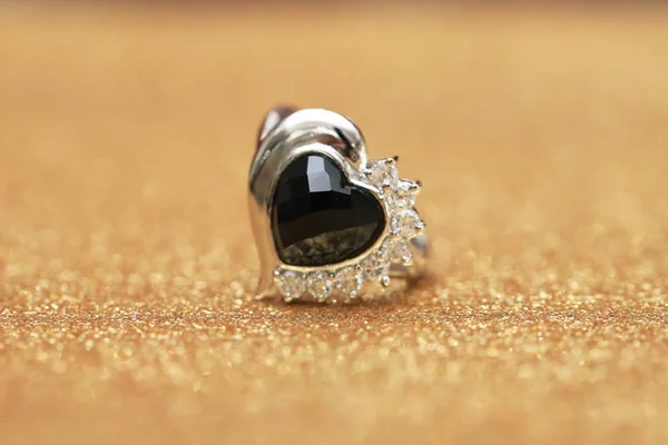 Diamond ring and black gemstone — ストック写真