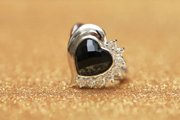 Διαμαντένιο δαχτυλίδι και μαύρη πέτρα — Φωτογραφία Αρχείου