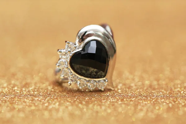 Anel de diamante e pedra preciosa preta — Fotografia de Stock