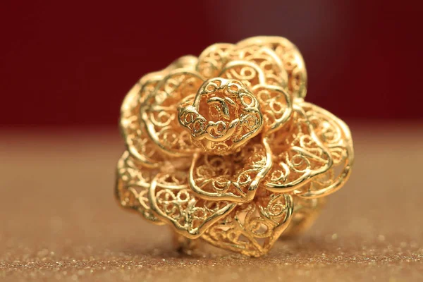 Gold rose flower ring on glitter background — Stock Photo, Image