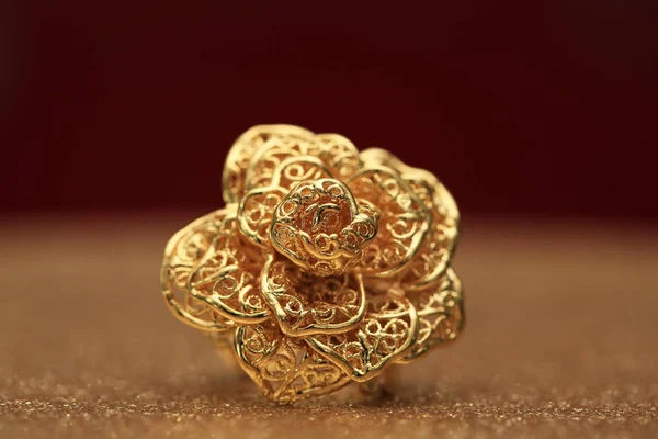 Arany rózsa virág gyűrű csillogó háttér — Stock Fotó