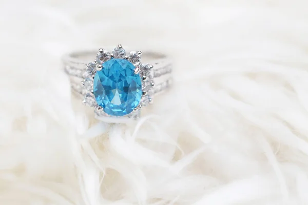 Anillo de diamantes y gemas azules —  Fotos de Stock