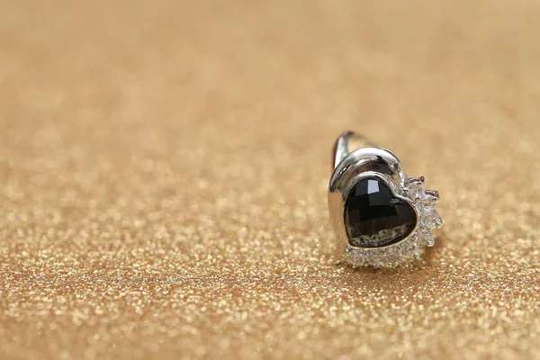 Diamond ring and black gemstone — ストック写真