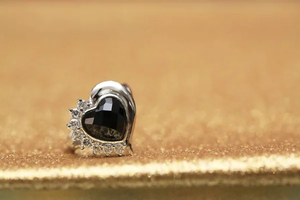 Anillo de diamantes y gemas negras — Foto de Stock