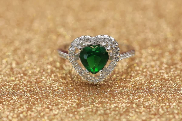 Зеленый драгоценный камень на бриллиантовом кольце — стоковое фото