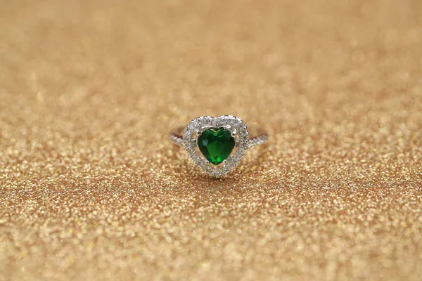 Καρδιά πράσινο πολύτιμος λίθος στο δαχτυλίδι διαμάντι — Φωτογραφία Αρχείου