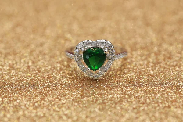 Зеленый драгоценный камень на бриллиантовом кольце — стоковое фото
