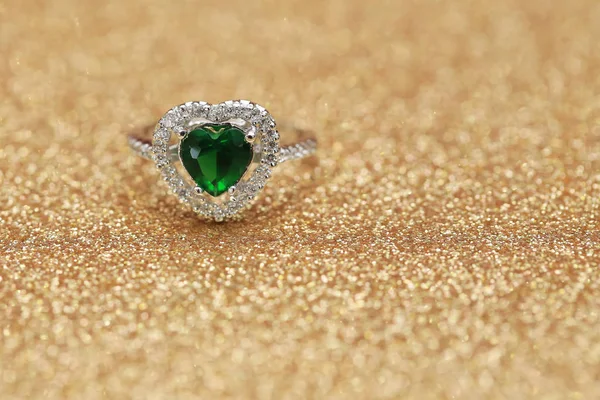 Cuore gemma verde su anello di diamanti — Foto Stock