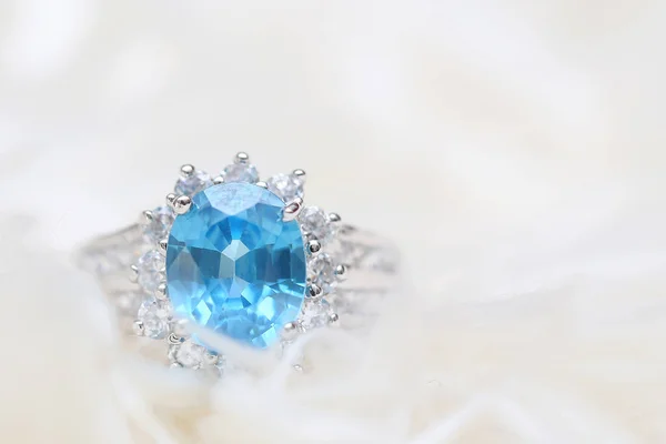 Anillo de diamantes y gemas azules —  Fotos de Stock