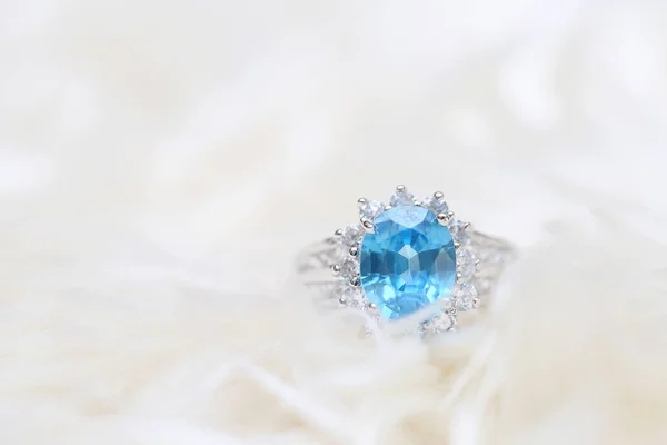 Anillo de diamantes y gemas azules —  Fotos de Stock