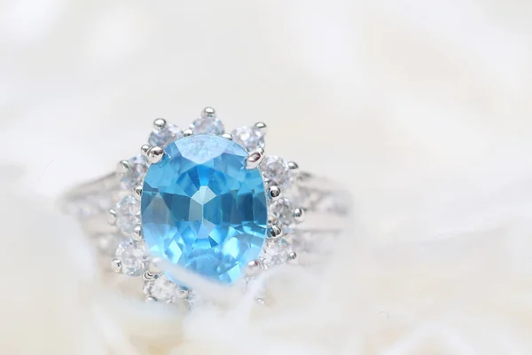 Διαμαντένιο δαχτυλίδι και μπλε πολύτιμος λίθος — Φωτογραφία Αρχείου