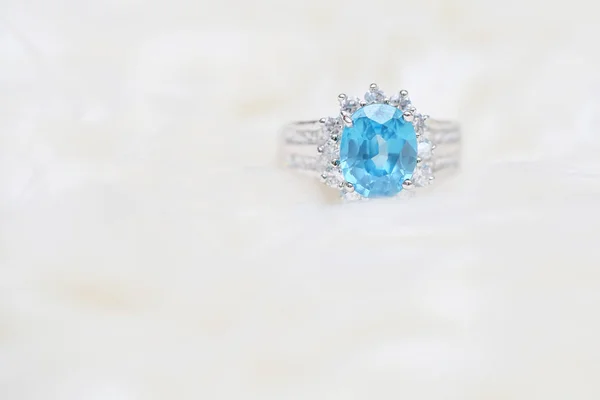 Anel de diamante e pedra preciosa azul — Fotografia de Stock