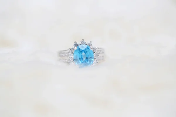 Anillo de diamantes y gemas azules —  Fotos de Stock