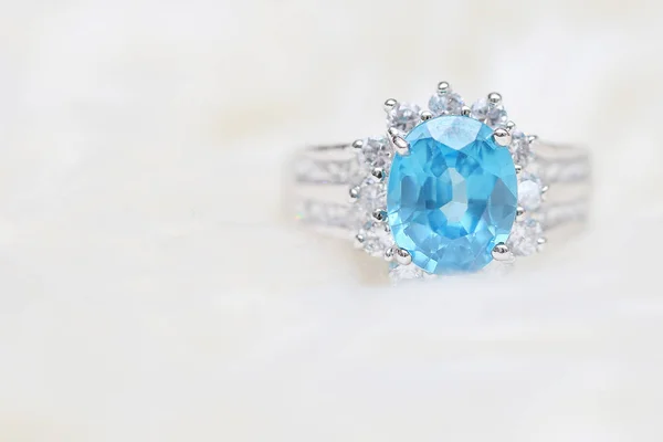 Бриллиантовое кольцо и синий драгоценный камень — стоковое фото