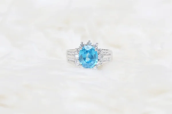 Anillo de diamantes y gemas azules —  Fotos de Stock