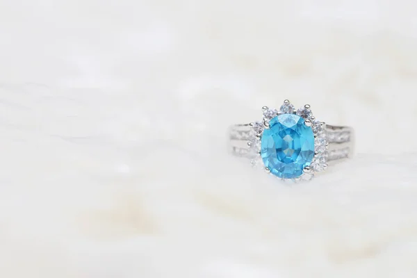 Бриллиантовое кольцо и синий драгоценный камень — стоковое фото