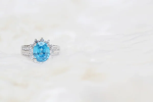 Anillo de diamantes y gemas azules —  Fotos de Stock