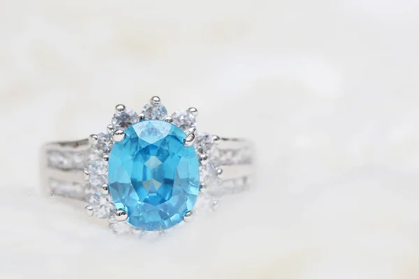 Anillo de diamantes y gemas azules —  Fotos de Stock