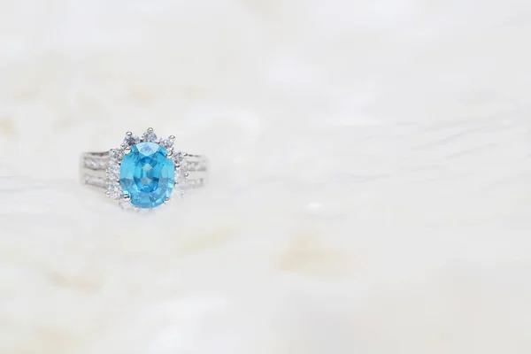 Anillo de diamantes y gemas azules —  Fotos de Stock