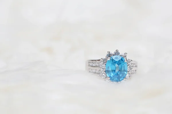 Anel de diamante e pedra preciosa azul — Fotografia de Stock