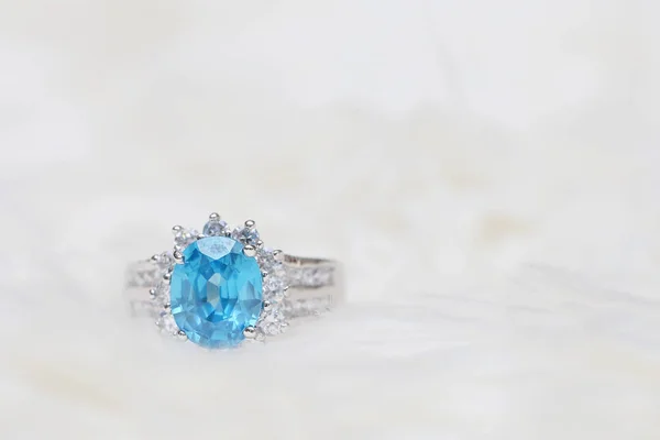 Diamantring och blå ädelsten — Stockfoto