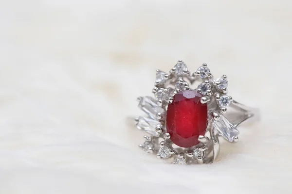 Pierre rouge sur bague en diamant — Photo