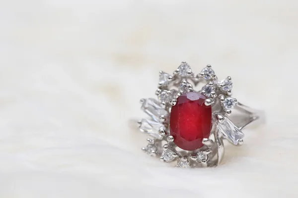 Roter Edelstein auf Diamantring — Stockfoto