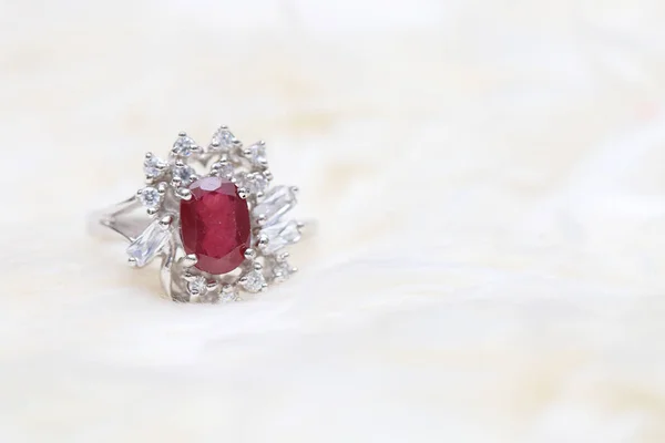 Piedra preciosa roja en anillo de diamante — Foto de Stock