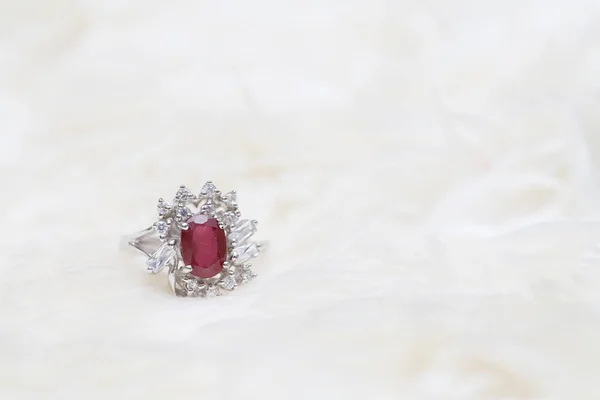 Pierre rouge sur bague en diamant — Photo